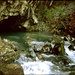 Questa foto mostra l'imbocco della grotta in periodo piovoso. Probabilmente funge da "troppo pieno" del sistema del Pian del Tivano.