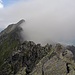Der Weiterweg zum Pizzo Massari. Aufgrund der fortgeschrittenen Zeit und des immer wieder aufkommenden Nebels, lasse ich den Gipfel aus. Ich hatte keine Lust, bei "Nullsicht" durch das Gelände zu irren. 