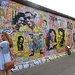East Side Gallery e una turista a Muhlenstrasse: tratto di muro dipinto da artisti di strada.