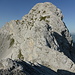 Blick vom 1. über die Abstiegsplatte zum 2. und 3. grossen Gendarm sowie zum Gipfelturm