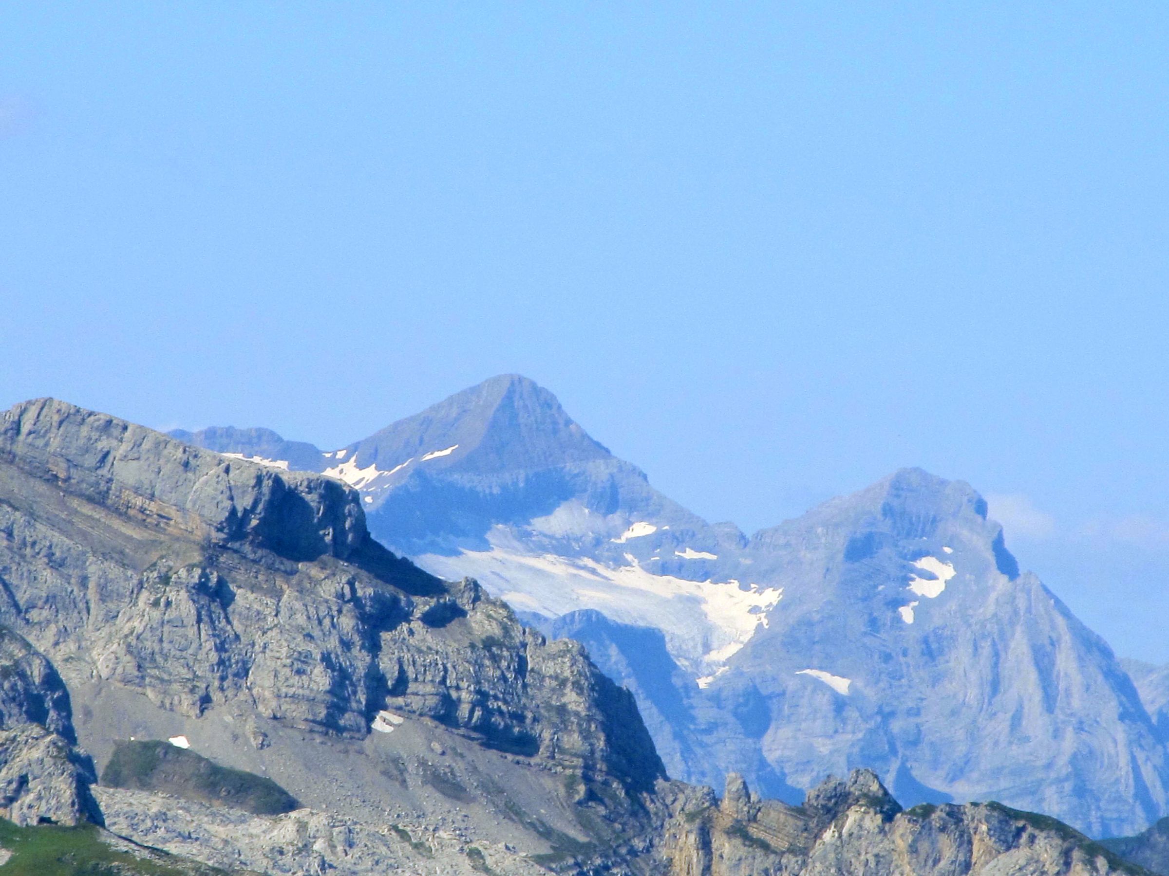 Der Uri-Rotstock im Westen schaut über Grate im... [hikr.org]