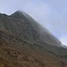 Beim Zustieg zur Monte Leone Hütte verzogen sich kurz die Wolkenfetzen und gaben kurzfristig die Sicht zum Wasenhorn / Punta Terrarossa (3245,8m) frei.