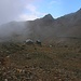 Rückblick auf die Monte Leone Hütte (2848m) und zum Mäderhorn (zirka 2900m) bevor es zu regnen begann.