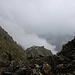 Auf 3155m erreichte ich eine kleine Scharte wo man weit hinunter nach Italien hätte sehen können. Doch von dort her zogen nur unaufhörlich dicke Wolkenfetzen die Berghänge hinauf.