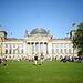 Gigantesco pic-nic davanti al Reichstag.