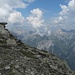 Am Gipfel mit Blick in die vernebelten Lechtaler