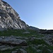 costeggiando i contrafforti rocciosi del Kalberhorn