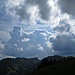 Langsam ziehen die Quellwolken höher, die Gewitter sind weniger zahlreich als angekündigt und alle wandern nach Süden.