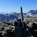 Gipfelsteinmann mit Piz Kesch und Berninagruppe