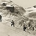 Historische Seilschaft auf dem Gletscher. Die langen Stangen dienten zum Sondieren der Gletscherspalten