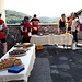 <b>Nella bella Piazza Mastri Arzesi di Meride ci accoglie il gestore della Bottega Bar l’Incontro con dei tavoli stracolmi di deliziosi dolcetti da consumare con una tisana allo zenzero. </b>