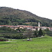 <b>Arriviamo al villaggio di Meride, forse il più bello del Mendrisiotto, dalla Via ala Caraa, che offre uno stupendo colpo d’occhio sull’agglomerato ai piedi del Monte San Giorgio.</b>