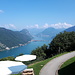 <b>Sono le 11:40; per il percorso “La Panoramica”, mi rimangono 20 minuti di pedalata sul tratto più bello dell’anello. I ciclisti impegnati in questo tratto aggiuntivo sono solo 117, gli altri 74 si perdono purtroppo l’incantevole paesaggio e il magnifico panorama che si gode dalla terrazza dell’Hôtel Serpiano (615 m).</b> 