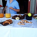 <b>Ci accoglie un cameriere con cravatta rossa, che ci offre succhi di frutta, uva e dolci freschissimi fatti in casa: "la panza l'è piena"!<br />Oggi credo proprio di aver accumulato molte più calorie di quante ne abbia consumate, ma la simpatica manifestazione “La Belvedere” è apprezzata anche per i piaceri enogastronomici.</b>