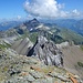 Blick nach Norden zum Kärpf und dem Nordgipfe der Mättlenstöck davor.