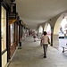 I portici di via Carlo Marenco, arteria rinascimentale. Molti dei negozi conservano le vetrine lignee del XIX e XX secolo.