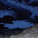 Aufgrund des frühen Starts gibt es erste Bilder erst weit oben. Hier im Bereich der Rippe mit Rückblick zum zentralen Firnfeld und dem überschrittenen Gletscher (links)