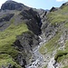 Hier hätte ich auf dem Rückweg am liebsten ein kühle Dusche genommen.<br />Auf ca. 2500m bog ich über den Bach rechts ab und weglos den Hang hoch Richtung zu den namenlosen kleinen Seen ...
