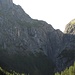 Hier in dieser Felswand geht es durch und hoch zur Alp Sursass