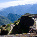 Phuyupatamarca - unten ganz klein die hellgrüne Schneise der Terrassen von Intipata und rechts dahinter der Machu Picchu Mountain