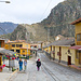 Ollantaytambo mit der Inkastätte im Hintergrund