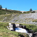 <b>Poco sotto la Cappella di Termine sono incuriosito dalla condotta d’acqua proveniente dall’Alpe di Quarnèi, che alimenta il Ri di Carassino. </b>