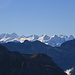 Thronen in weiter Ferne, die Größen des Jungfraumassives: über 50km südwestlich vom Brisen   