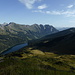 Tiefblau scheint der Arnesee zum Seeberghore hinauf, darüber von links Arnätschistand, Witteberghore, Furggespitz, 1. Staldehore und Staldeflüe. Links am Horizont von links Le Biolet, Brecaca und Gummfluh, rechts das Walighürli, darüber links u.a. Hornflue und Gantrischkette, rechts Fromattgrat und Seehore