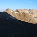 Blick während zurück über den im Schatten liegenden Schesaplanasatte hinüber auf den Grenzkamm zu den Schafköpfen (2806m), Salaruelkopf (2841m) sowie dem rein österreichischen Panüeler Kopf (2859,0m).