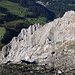 Tiefblick hinunter zur immer noch 700m tiefer liegenden Schesaplanahütte (1908m).