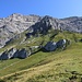 Rückblick bei P.2016 oberhalb der Schesaplanahütte. Es ist kaum zu glauben dass durch diese Flanke der einfache alpine „Schweizerweg“ (T4) führt! Er geht links des Felssporns P.2421m (Bildmitte) hinauf und quert hiner diesem durch nach rechs oben über Bänder zum von hier unsichtbaren Schesaplanasattel. Weit oben über den Anfang des Bänderweges ist der Hauptgipfel der Schafköpfe (2806m).