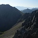 Blick zur Aserelscharte. Links die zerklüftet düstere Nordwand der Aserelspitze