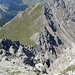 Am oberen Westgrat der Aserlespitze mit Blick zurück zum links begrünten VG und SG der Gamplesspitze
