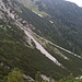 Die Ostflanke des Grünjochs. Meine und maxl Variante sind durch Bäume verdeckt, etwa rechts am Bildrand beginnend.<br />Rechts des Schuttstroms, aber links der Schotterrinne im Wald die vermutlich bessere Variante ab einem markanten einzelstehenden Baum. Auf meiner Karte (s.d.) gestrichelt