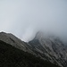 Vom Gipfel der Kieneckspitze (1943 m) führt der Weiterweg zum Kienjoch (im Nebel) durch einen tiefen Sattel