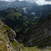Hält das Wetter? Blick vom Beginn der Grasrampe über das Tschärzis und den Arnesee zu Oldehore und Les Diablerets, über die von Süden drohende Gewitterwolken nahen, während über dem weiter östlich gelegenen Wildhorn bereits erste Donner grollen...um den See die östlichen und südlichen Gipfel der Umrundung: von links Walighürli, Blattistand, Stuedelistand, Seeberghore, La Palette und Arnehore
