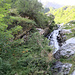 il bordo del riale, da risalire<br />sul roccione chiaro al centro della foto a sx della cascata c'è la cordina metallica 