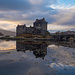 Kurz vor der Brücke zur Isle of Skye kommt man Eilean Donan Castle vorbei, einer der Ikonen Schottlands.