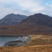 Blick nach Westen: der Strand von Camasunary mit dem Sgurr na Stri. Dahinter liegt das berühmte Loch Coruisk - das Herz der Cuilin Mountains.