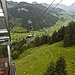 Steil nach oben in der offenen Seilbahnkiste