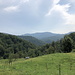 Unterwegs bei Rašljani - Seitenblick. Südlich von uns dürfte u. a. die Okresnica zu sehen sein, mit 815 m einer der höchsten Majevica-Gipfel.