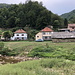 Unterwegs in Rašljani - Blick zu einigen Häusern auf der gegenüberliegenden Seite des Flusses.