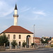 Brčko - An der unweit der Save-Brücke gelegenen Moschee, Atik-Savska džamija. Im Hintergrund ist auch die Weiße Moschee, Bijela džamija, zu erahnen.