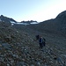 Nach der Geländekante vorne erreichen wir die Höhe, wo der Gletscher sich jetzt befindet.