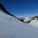 Frisch eingeschneite Spaltenzone mit Ausblick zur Weißenseespitze  und Hinteren Brochkogel, hinter der Weißkugel müsste die Berninagruppe zu sehen sein?
