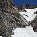 Rückblick: Zoom, dort wo die zwei Schneefelder wie eine Sanduhr zusammenlaufen, findet man den Einstieg zum Klettersteig.