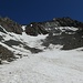 Im Rückblick zum Abstieg vom Mitterkarjoch, dort wo die zwei oberen Schneefelder wie eine Sanduhr zusammenlaufen, findet man den Einstieg zum Klettersteig.