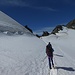 Wir nähern uns dem Mitterkarjoch, von dem ein gesicherter Klettersteig hinab auf den Restgletscher/Schneefeld des Mitterkar´s leitet. Die Rucksäcke haben wir wieder aufgenommen.
