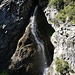 von links und rechts stürzen kleine Bäche/Wasserfälle in die Sur En