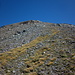 Il detritico tratto terminale che conduce in vetta al Mont Creya 3015 mt: inizialmente con fine pietrisco e sabbietta; poco sotto la vetta invece, rocce rotte e massi più grossi sempre stabili.